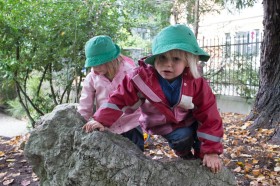 Kleinkinder im Park am Klettern