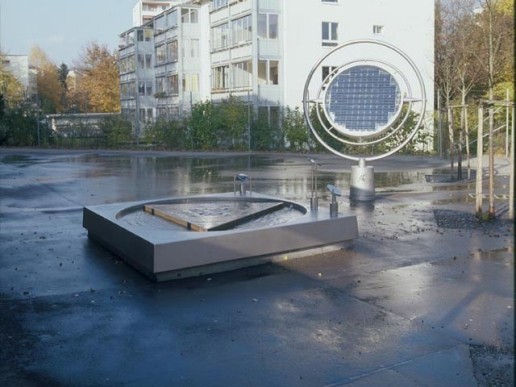 Brunnenskulptur mit Sonnenkollektor