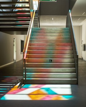 Treppenstufen im farbigen Licht