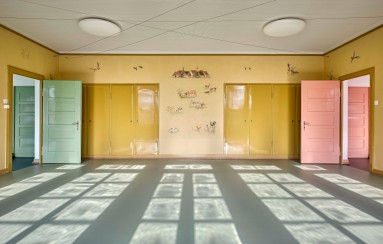 Renovierter Kindergarten mit bunten Wandmalereien.