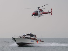 Polizeiboot und Helikopter