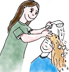 Mutter wäscht Kind Kopflausmittel mit Shampoo aus