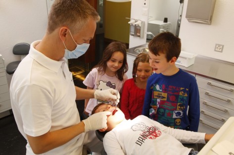 Zahnkontrolle bei einem Kind im Rahmen der Klassenkontrolle in der Schulzahnklinik