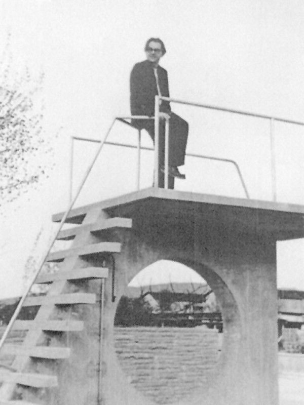 Max Frisch auf dem Sprungturm im Freibad Letzigraben um 1948
