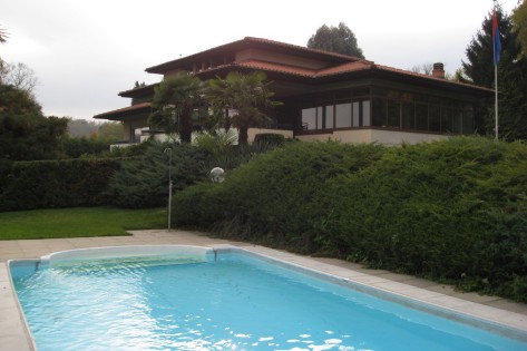 Das Gruppenhaus in Stabio (Kanton Tessin) mit Schwimmbecken