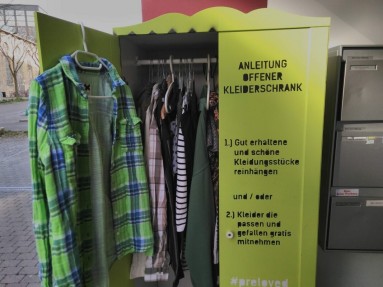 Bild mit einem öffentlichen Kleiderschrank mit Hemden und anderen Kleidungsstücken