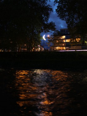 Leuchtende Mondsichel über Fluss
