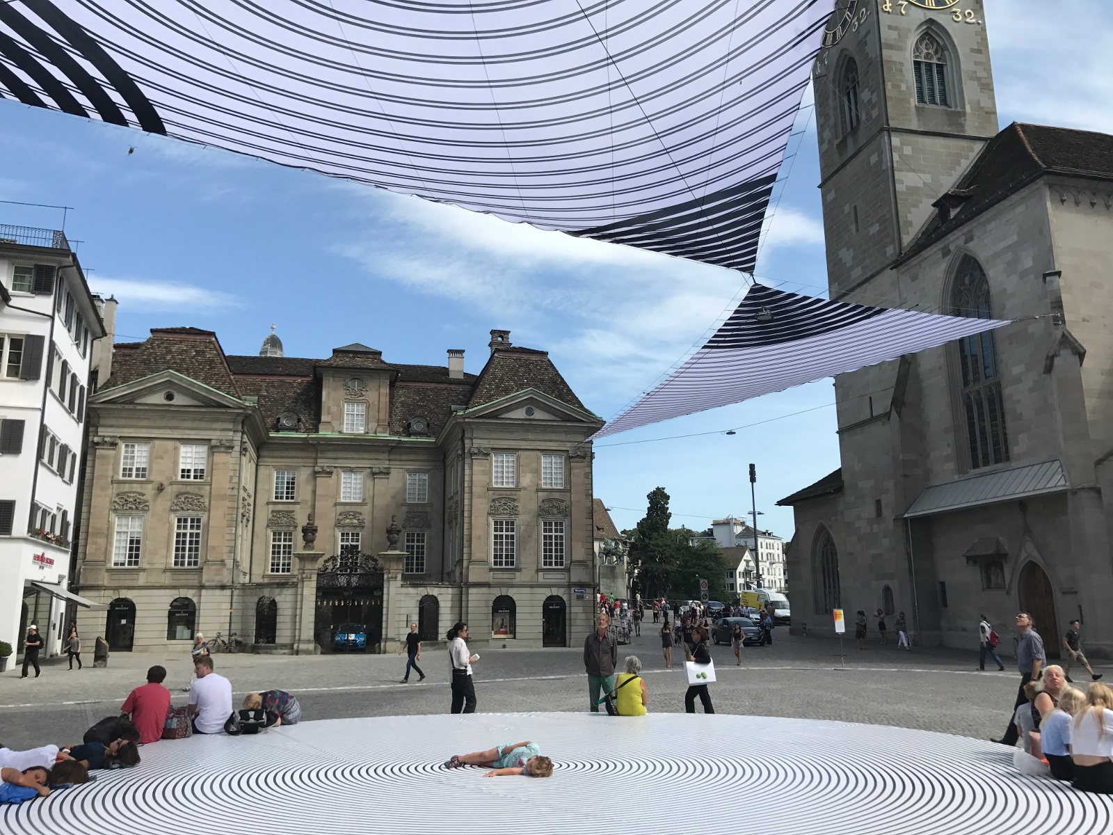 Claudia Comte, Black and White Circles in the Sky, 2017, Münsterhof Zürich. Copyright: Claudia Comte; Stadt Zürich, Kunst im öffentlichen Raum (KiöR)