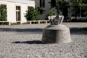 Das aus dem gesammelten Material gegossene Werk: «Die Glocke», 2018, Hunziker-Areal, Zürich. Foto Baltensperger + Siepert/KiöR, Stadt Zürich.