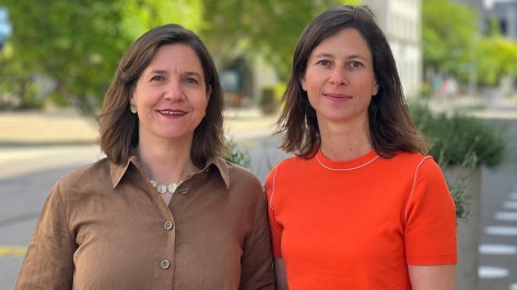 Fässler und Frey: Co-Direktorinnen Kultur Rebekka Fässler und Kathrin Frey, Co-Direktorinnen Kultur, schauen freundlich in die Kamera.