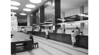1970, Schalterhalle der Sparkasse der Stadt Zürich (heute Zürcher Kantonalbank) an der Bahnhofstrasse 3