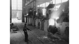 1957, Abstich am Netzfrequenzofen bei der Escher Wyss AG im Industriequartier