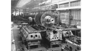 1957, Einbau eines Niederdruckrotors in sein Gehäuse in der Escher Wyss AG