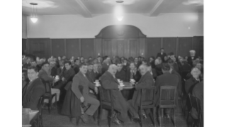 Um 1935, Arbeitsuchende im Speisesaal des Glockenhofs des christlichen Vereins junger Männer (CVJM) in der Altstadt