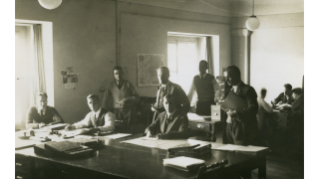 1936, Büro der städtischen Krisenhilfe im Helmhaus (Quelle: Sozialarchiv)