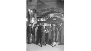 1922, Modeaufnahme des Modehaus Burger-Kehl (heute PKZ) im Club Mascotte im Corso-Haus in der Altstadt