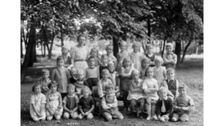 1944, Klassenfoto des Kindergartens Regensbergstrasse in Oerlikon (Quelle: Staatsarchiv des Kantons Zürich)