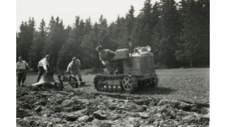 1942, Anbauwerk Crans-Montana, Raupentraktoren der mobilen Ackerbaukolonnen der Schweizerischen Vereinigung für Innenkolonisation
