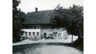 1924, Wohnhaus und Wirtschaft zur Ziegelhütte in der Stallscheune an der Hüttenkopfstrasse in Schwamendingen