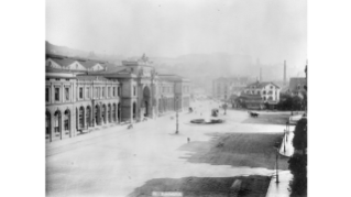 1887, auch hier noch ein leerer Bahnhofplatz