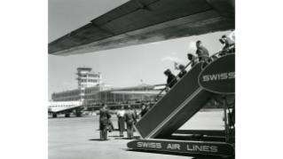 1957, Passagiere steigen aus einem Flugzeug am Flughafen Kloten