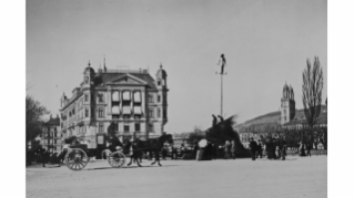 1892, eine Pferdekutsche auf dem Bürkliplatz, dahinter die Aufrichtung des Bööggs für das Sechseläuten