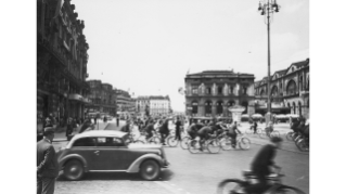 1939, Velofahrende auf dem Bahnhofplatz