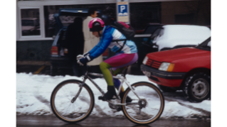 1983, ein Velofahrer bringt an der Weinbergstrasse Farbe in den Alltag (Quelle: ETH-Bibliothek Zürich, Bildarchiv)