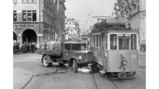 1939, ein Verkehrsunfall an der Kreuzung Badenerstrasse – Stauffacherstrasse