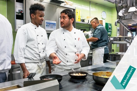 Zwei Personen am kochen und besprechen Zwei Personen am kochen und besprechen