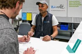 Zwei Männer arbeiten an einem Velorad Zwei Männer arbeiten an einem Velorad