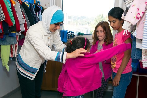 Kinder probieren Kleider an Kinder probieren Kleider an