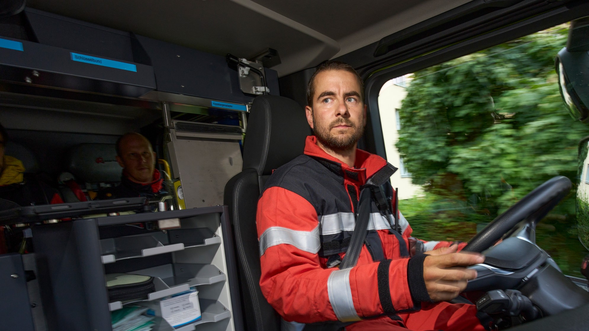Berufsfeuerwehrleute bei der Brandbekämpfung an einer Lokomotive