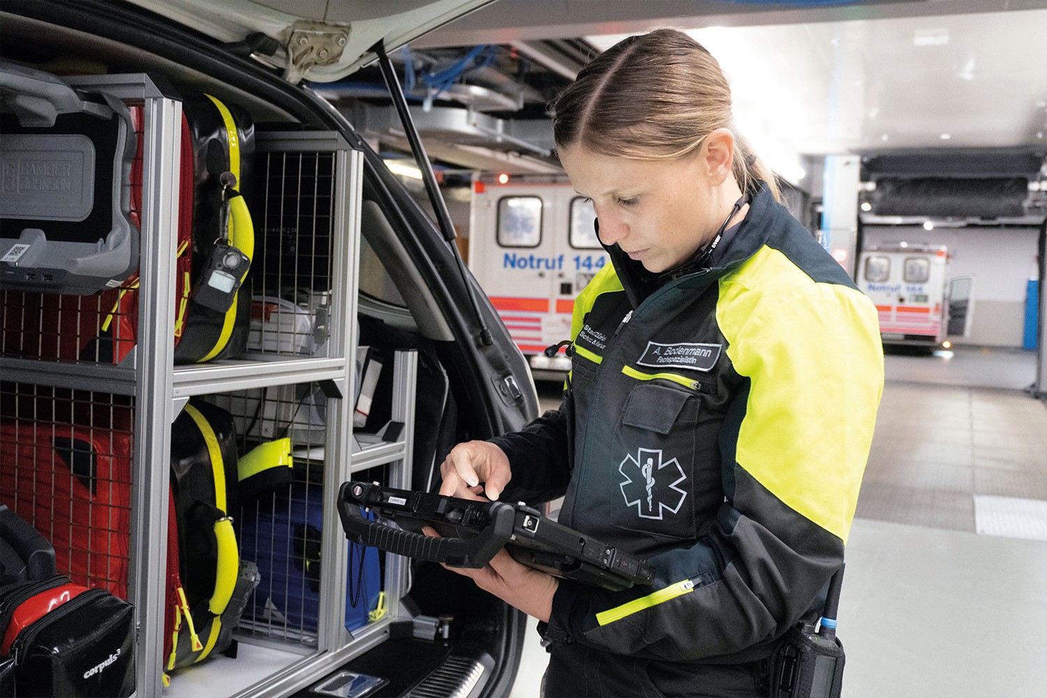 Eine Präklinische Fachspezialistin rapportiert auf dem Tablet einen Einsatz. 