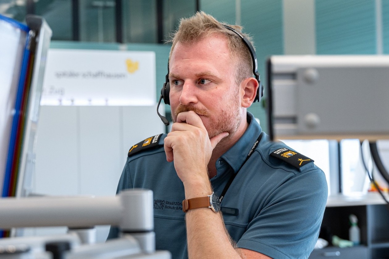 Der Poly-Disponent Marc Nielsen bei der Arbeit in der Einsatzleitzentrale