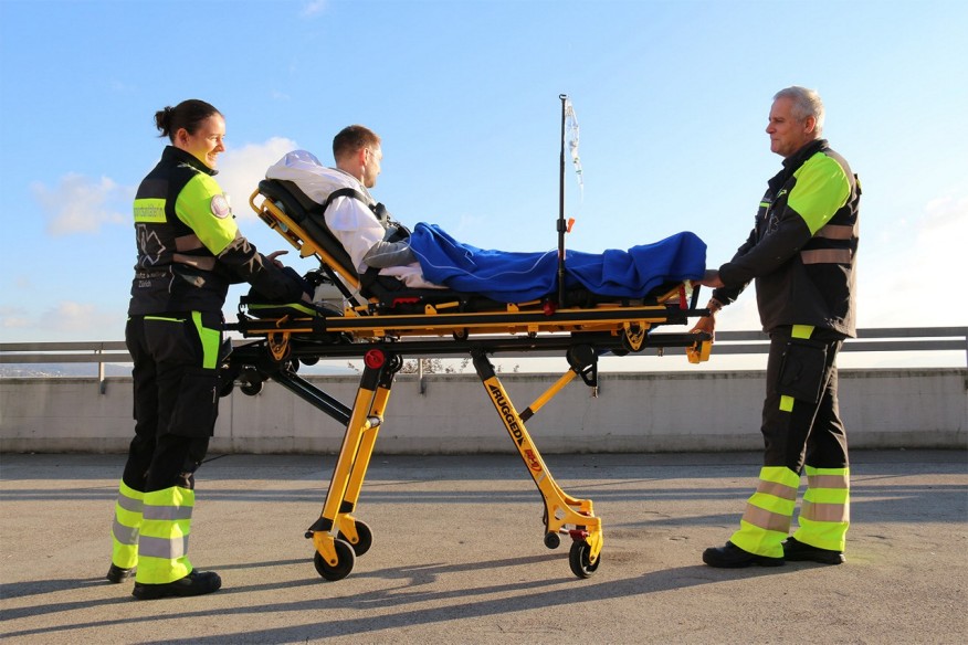 Zwei Transportsanitäter*innen betreuen einen Patienten. 