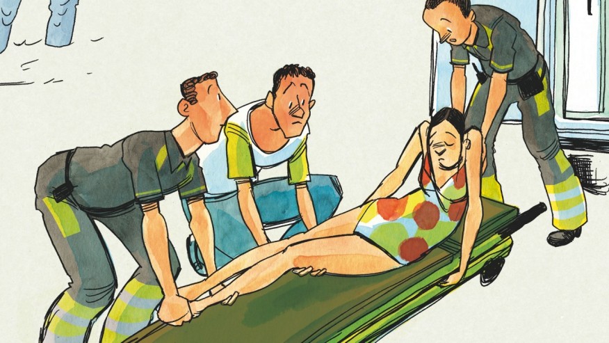 Rettungssanitäter betreuen eine Frau nach einem Beinahe-Badeunfall