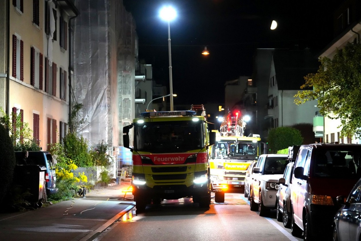 Die Einsatzfahrzeuge der Feuerwehr werden am Einsatzort taktisch positioniert
