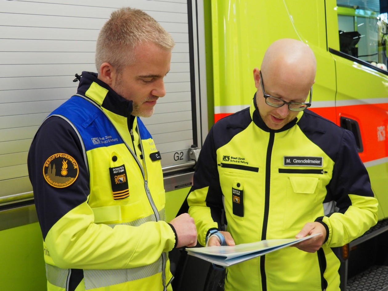 Der Pikettoffizier und der Mediensprecher besprechen die Einsatzdetails