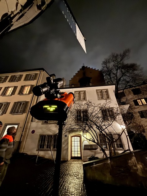 Das Lasermessgerät misst die Mauerbewegungen des Brandobjekts.