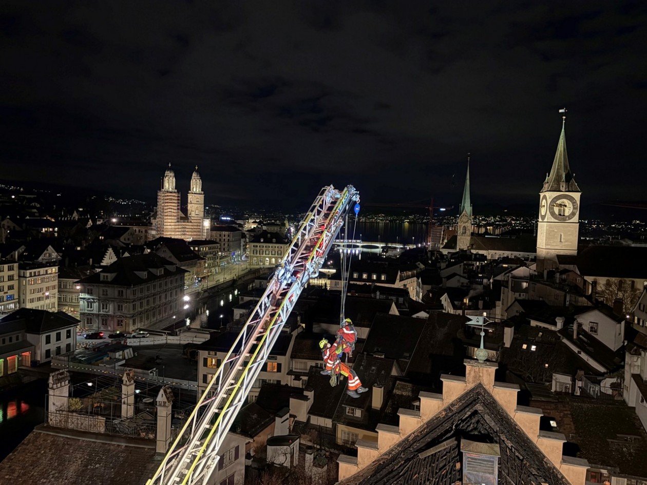 Höhenretter über der nächtlichen Altstadt von Zürich.
