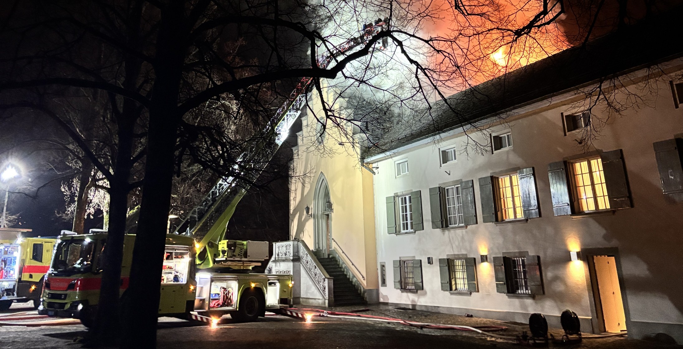 Ein Grossaufgebot der Feuerwehr bekämpft in der Nacht einen Vollbrand in einem historischen Gebäude der Freimaurer auf dem Zürcher Lindenhof..