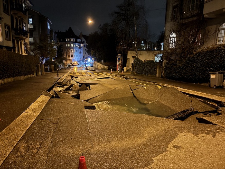 An dieser Stelle brach die Wasserrohrleitung. Dutzende Kubikmeter Steine und Kies wurden weggespült.