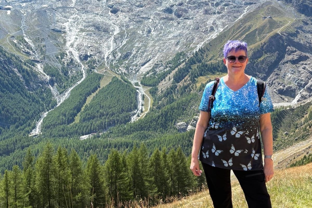 Bernadette auf einer Wanderung in Saas Fee.