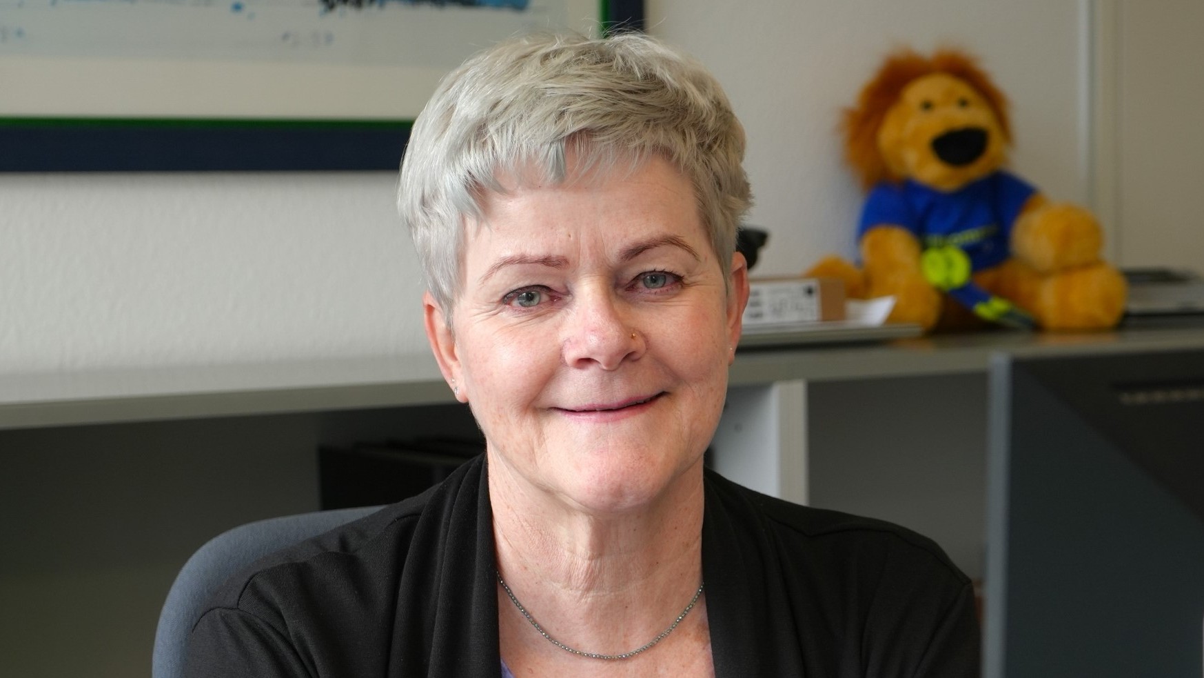 Portraitbild von Bernadette Porrini an ihrem Arbeitsplatz bei Schutz & Rettung Zürich