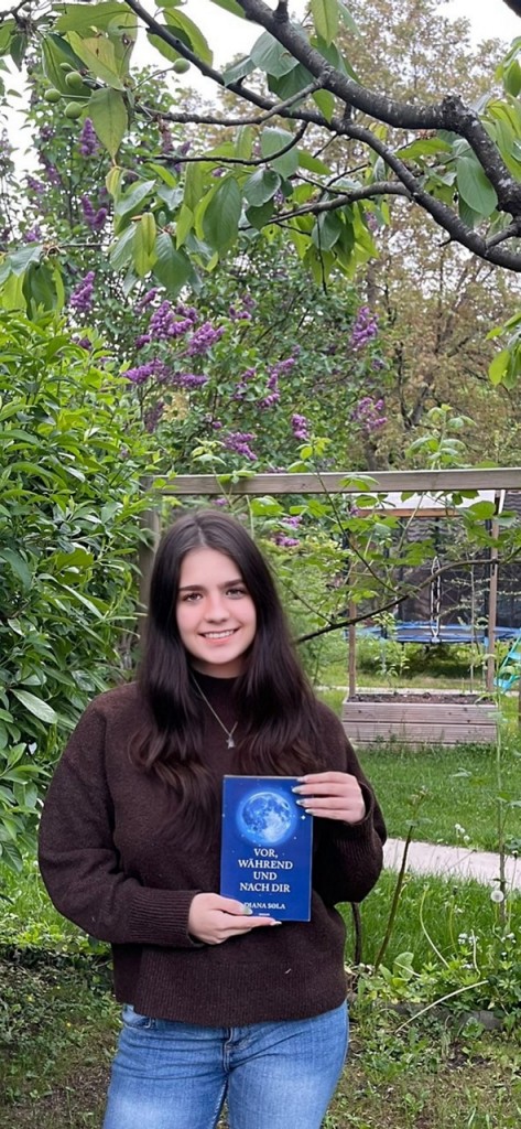 Diana Sola mit ihrem Buch Diana Sola zeigt ihr Buch "Vor, während und nach dir"
