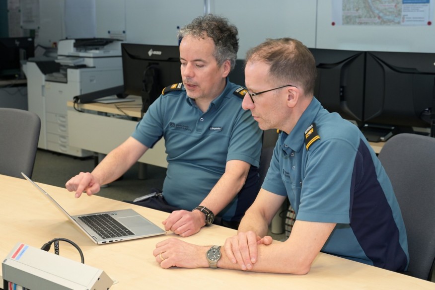 Johannes Haugstetter und Thomas Hauert vom Team «Lage – FU ABCN» bei der Arbeit.