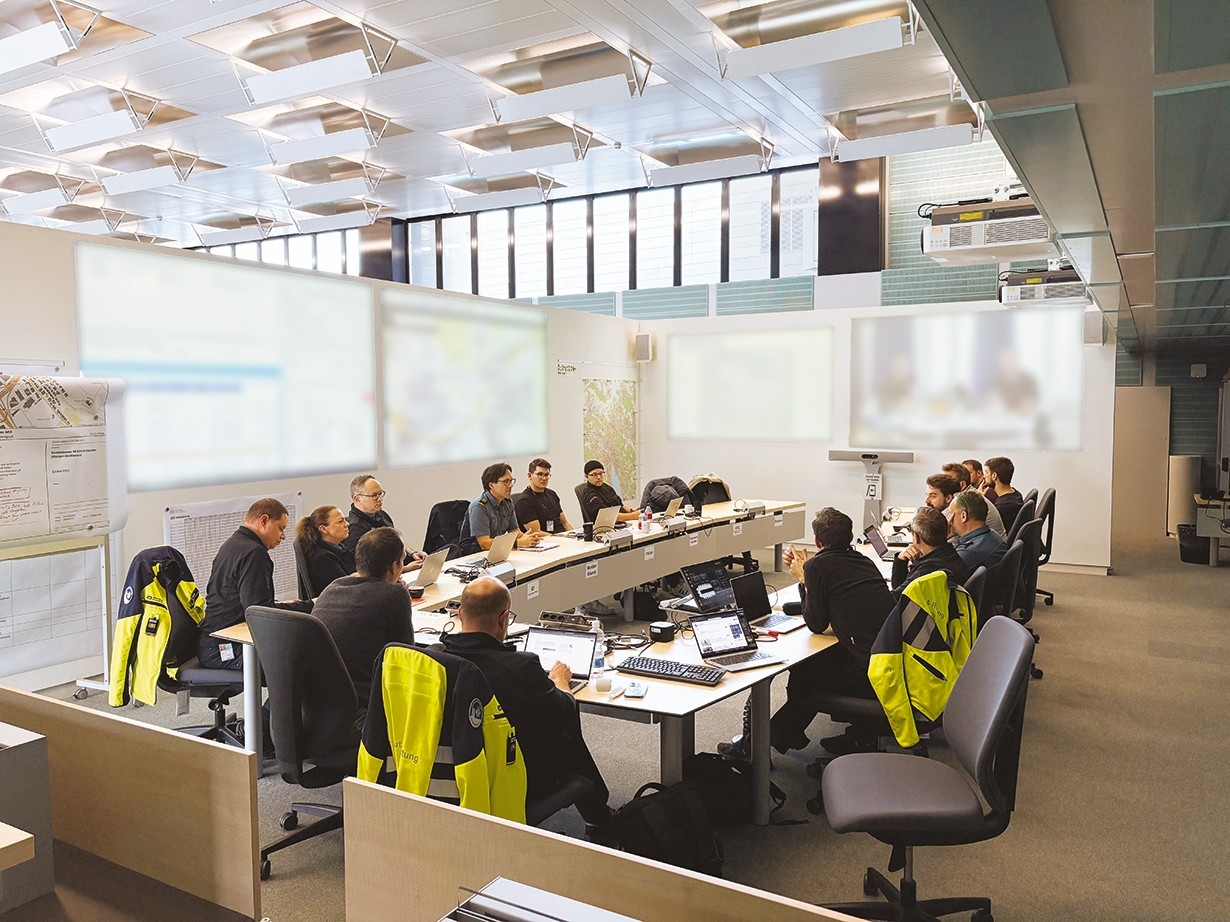 Projektteam bei der Besprechung im Tactical Operation Center (TOC)