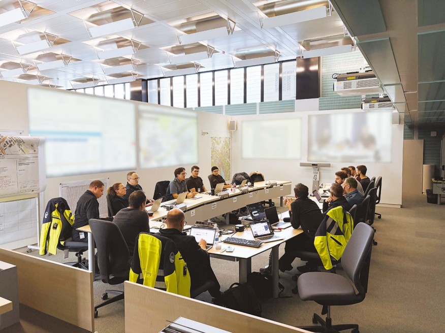 Projektteam bei der Besprechung im Tactical Operation Center (TOC)