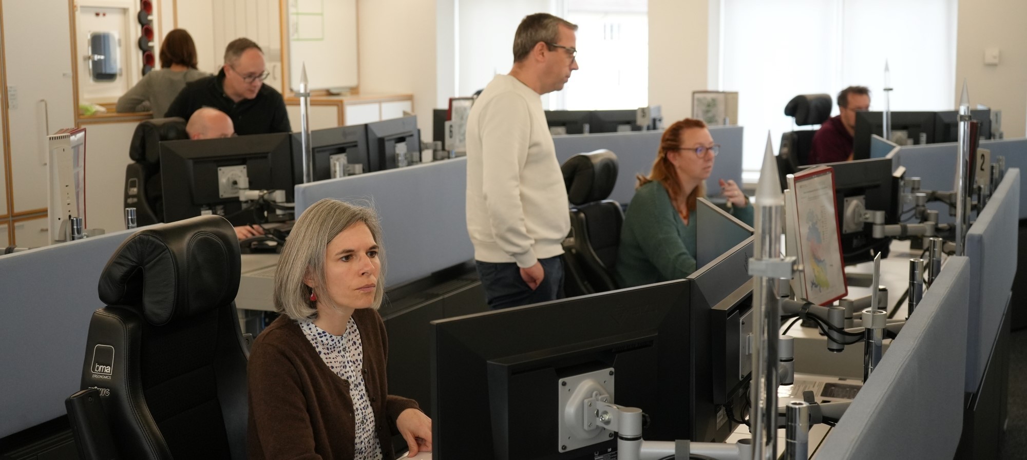 Mitarbeitende der Einsatzleitzentrale werden auf das neue Abfragesystem geschult. 